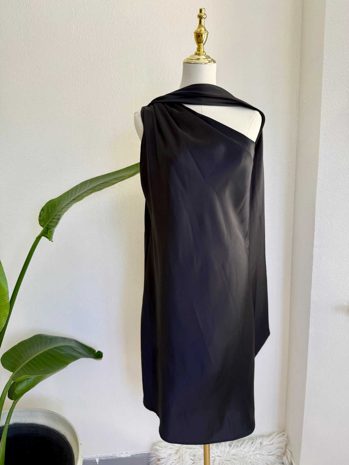 Satin Black Dress — Dress Sol y Arena Boutique, front view on mannequin